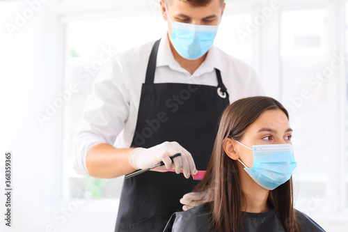 Male hairdresser working wi...