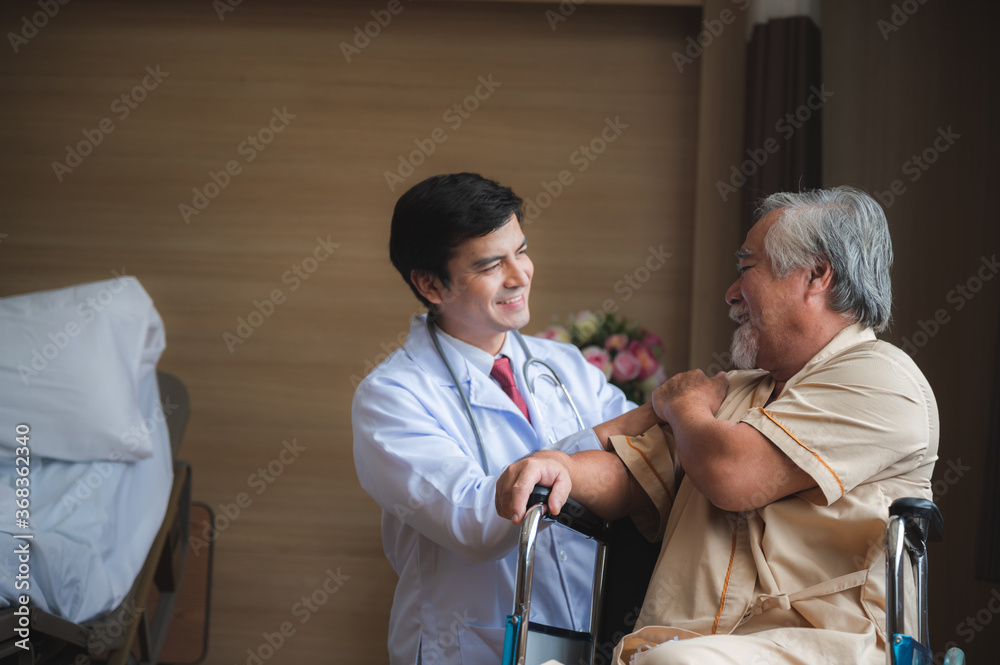 Obraz premium Senior patient visits profressional doctor at the hospital. Medical healthcare concept
