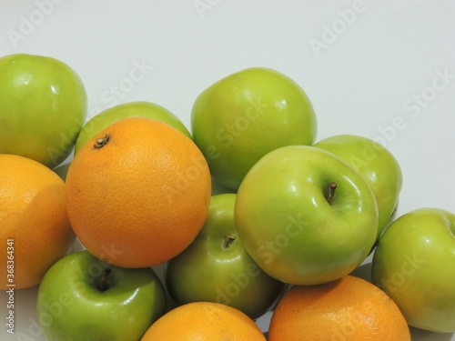 manzanas y naranjas maduras