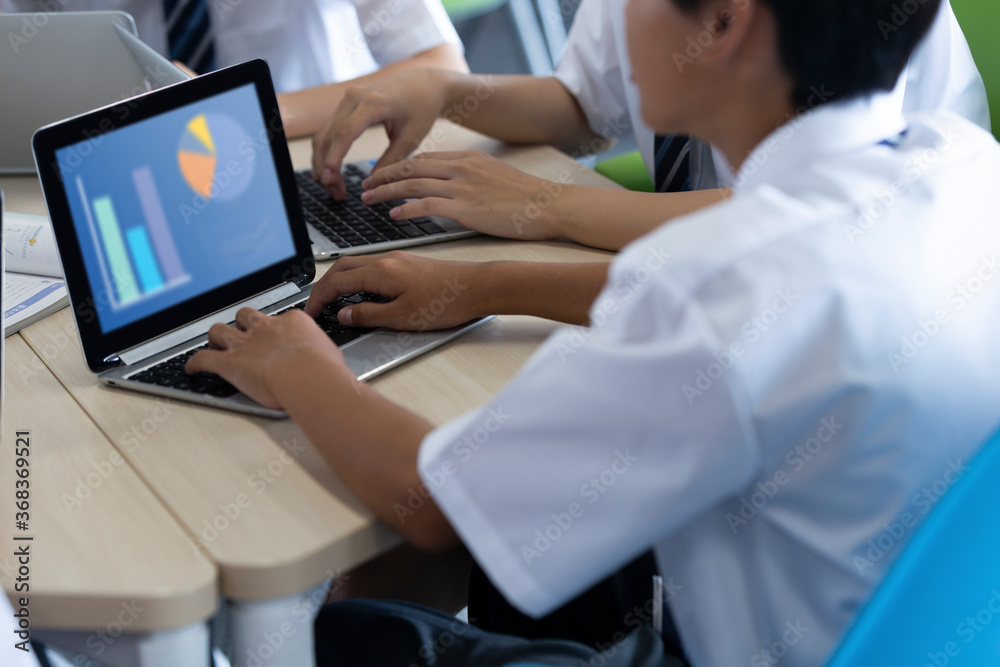 グループワークをする中学生 グループワークをする中学生