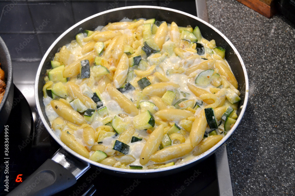 Essen wird in der Pfanne zubereitet Essen wird in der Pfanne zubereitet