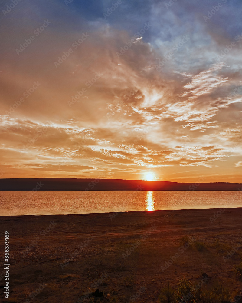 Obraz premium sunrise on the lake in an early summer morning
