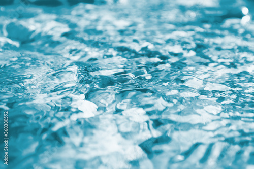 清流の波打つ水面