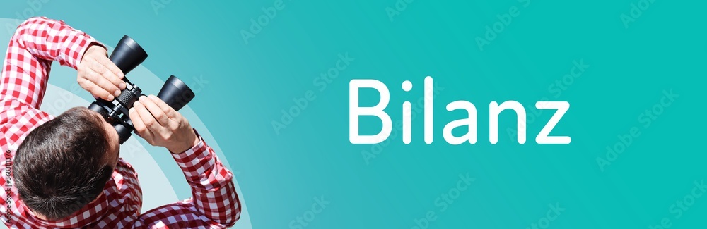 Fototapeta premium Bilanz. Mann mit Fernglas aus Vogelperspektive. Beobachtung, Draufsicht, Panorama. Business Text auf blau. Statistik, Wirtschaft