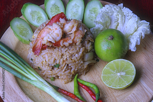 Fried rice with eggs, add shrimp and side dishes as onions with cucumbers and lemons for those who like to eat sour and fresh peppers for a spicy flavor.