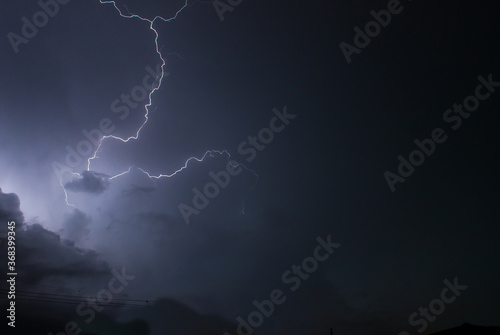 Rayos y relámpagos en noche de  tormenta eléctrica photo