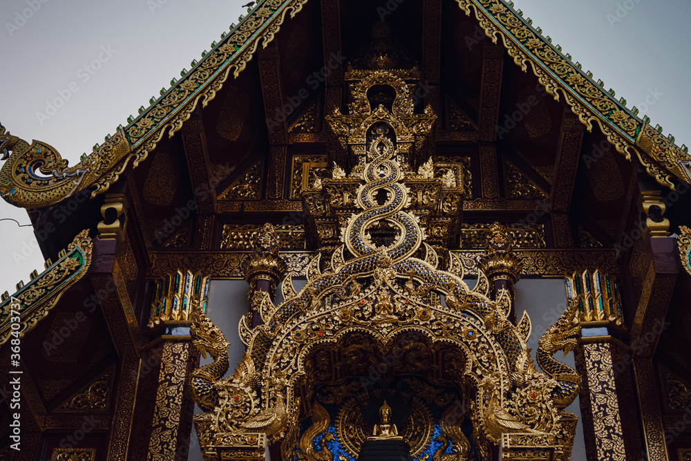 Obraz premium beautiful details of Thai fine arts at Buddhist temple