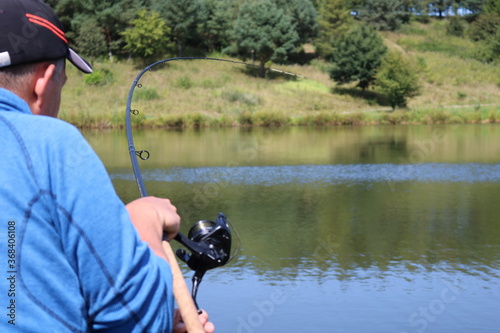 podbierak, jedzenie, ryba, kleń, wędkarstwo, feeder, methodfeeder, lin, leszcz, guru, koszyk, zanęta, czerwony, robak, czerwonyrobak, haczyk, drennan photo