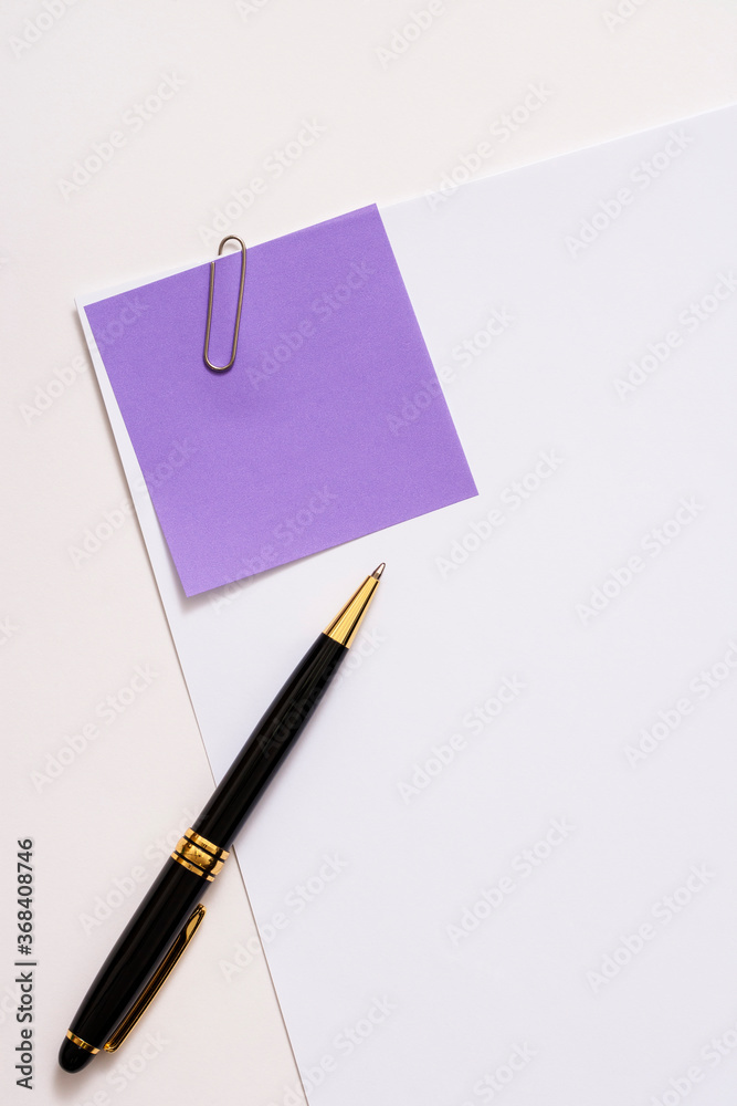 Blank paper memo with clip on white background
Blank paper memo with clip on white background