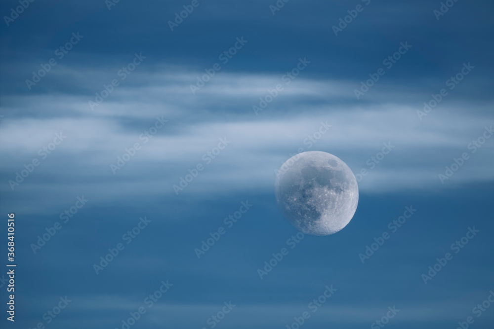 Luna nuvolosa