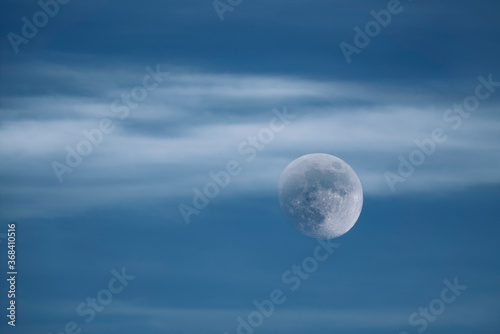 Luna nuvolosa © macroby