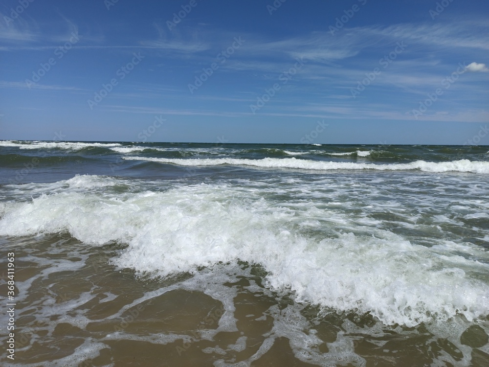 waves crashing on the beach waves crashing on the beach