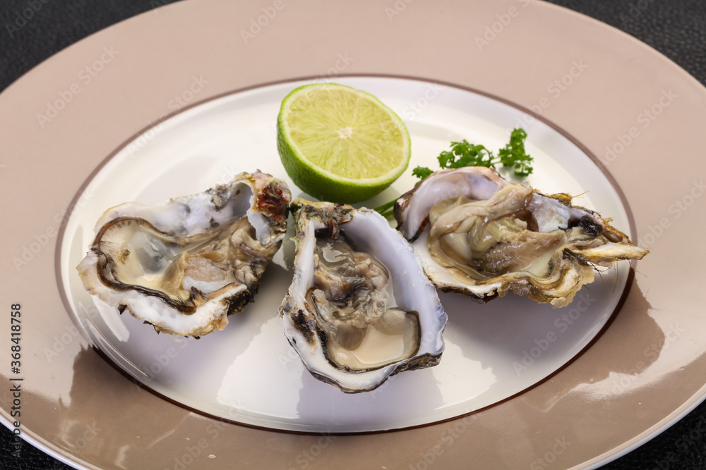 Oysters with lime and parsley Oysters with lime and parsley