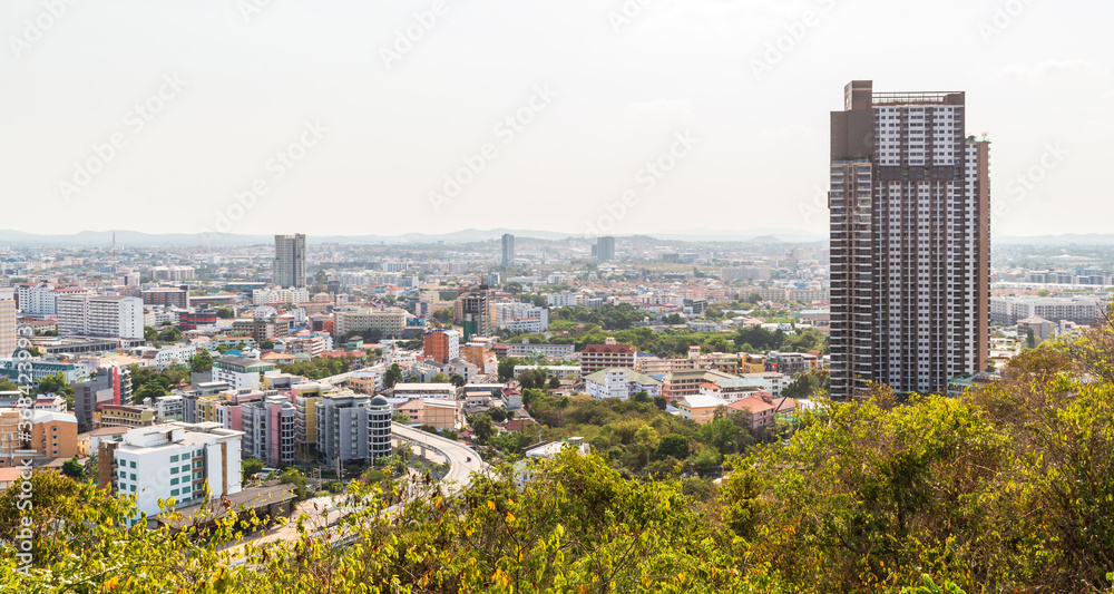 Obraz premium Pattaya to coś więcej niż plaże i spacer po plaży. Mieszka tu i pracuje około 120 tysięcy osób (2020), o czym świadczy to zdjęcie - widok na miasto ze wzgórza Pratumnak.