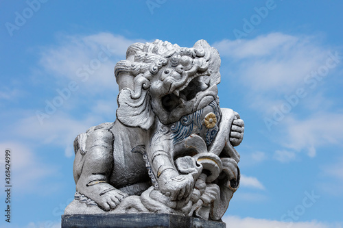 Chinese lion Statue on sky background © Biggy-SuperSenior