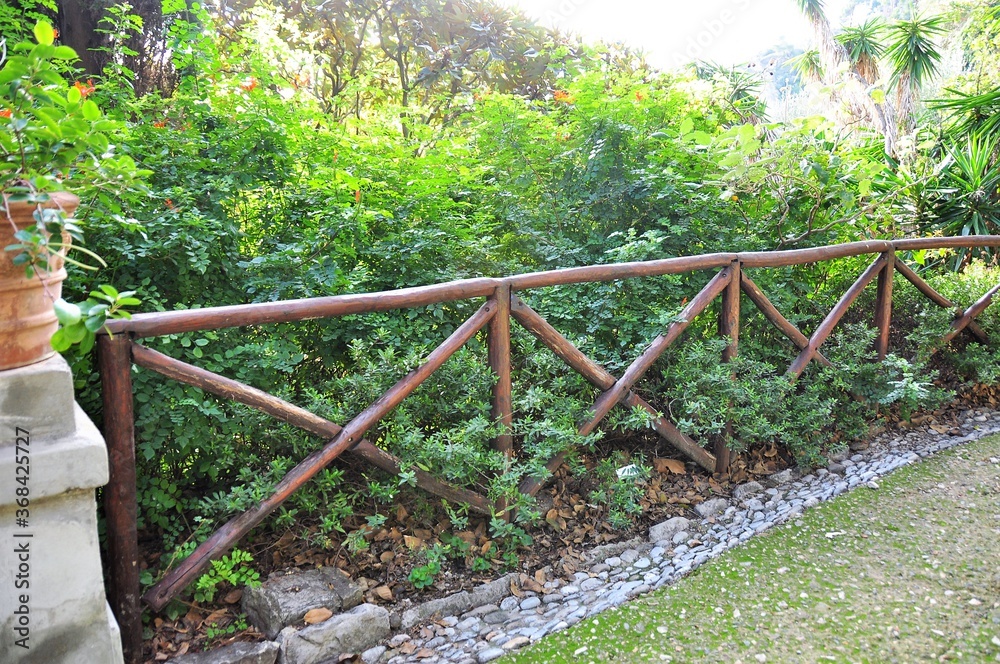 rambarde en bois sur chemin
wooden railing for path rambarde en bois sur chemin
wooden railing for path