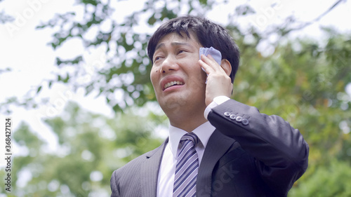 暑がるビジネスマン　熱中症