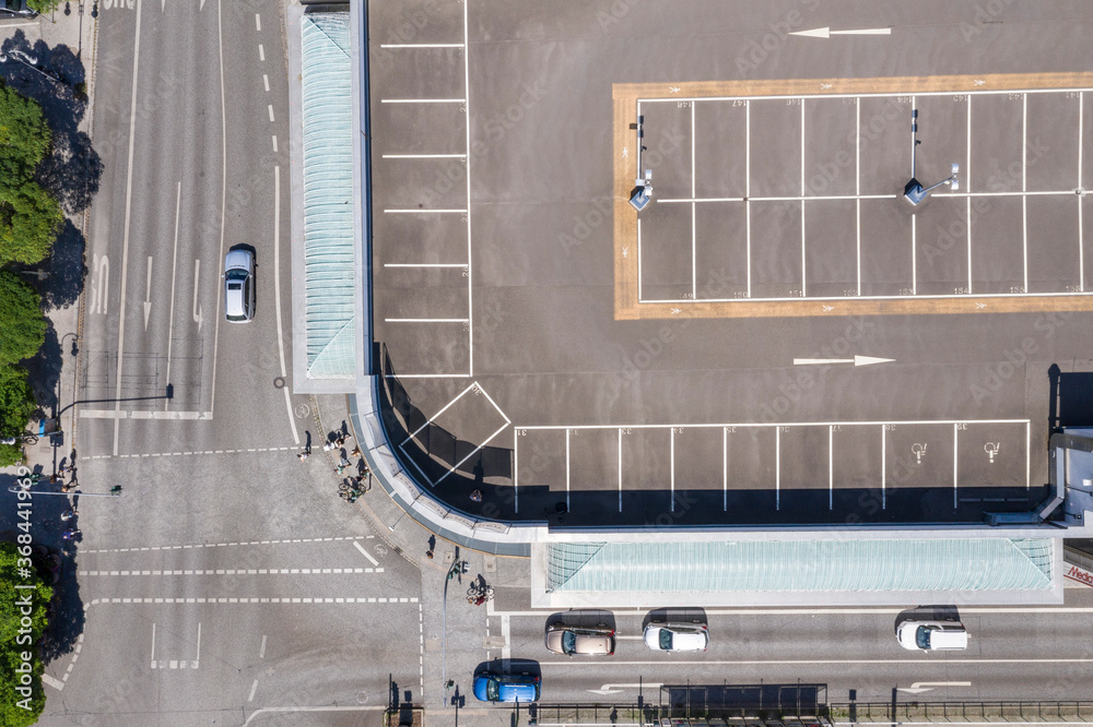 Parkdeck auf Parkhaus mit freien parkplätzen von oben, Luftaufnahme