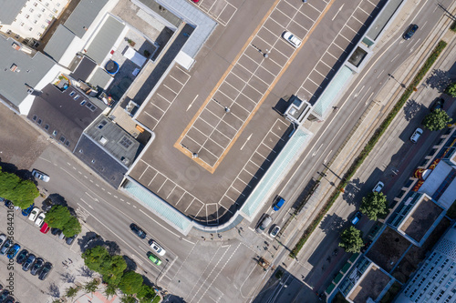 Parkdeck auf Parkhaus mit freien parkplätzen von oben, Luftaufnahme