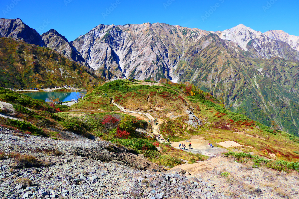 中部山岳国立公園。北アルプス、八方尾根より白馬岳と八方池を望む。 中部山岳国立公園。北アルプス、八方尾根より白馬岳と八方池を望む。