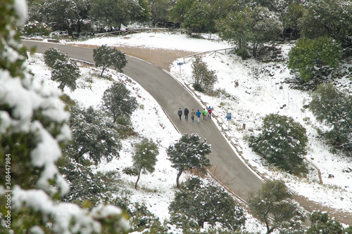 Paisaje con nieve y personas