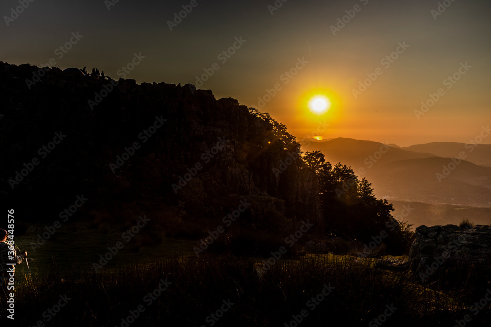 Obraz premium Puesta de sol hacia el mar desde el monte Adarra, Urnieta-Andoain