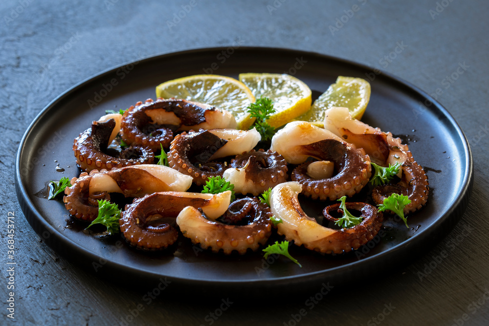 Fototapeta premium Grilled octopus with lemon and parsley