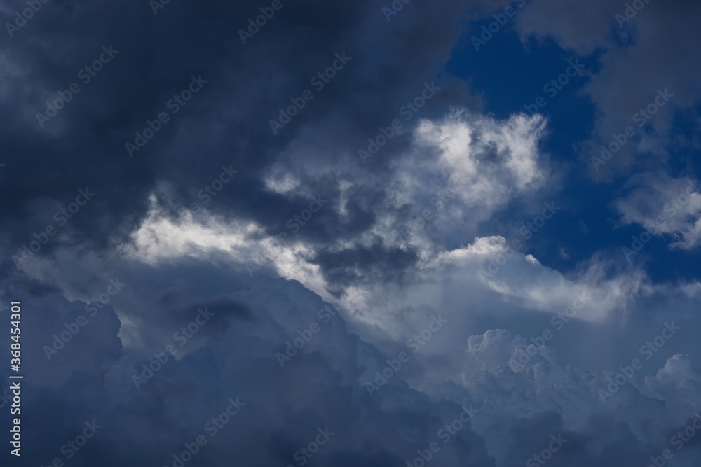 Obraz premium Dark blue stormy cloudy sky natural photo background
