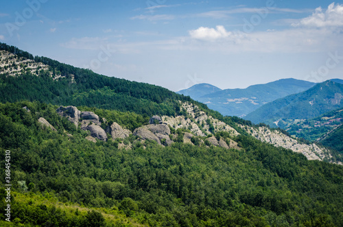 La formazione rocciosa dei Salti del Diavolo lungo la Via Francigena nell'appennino parmense