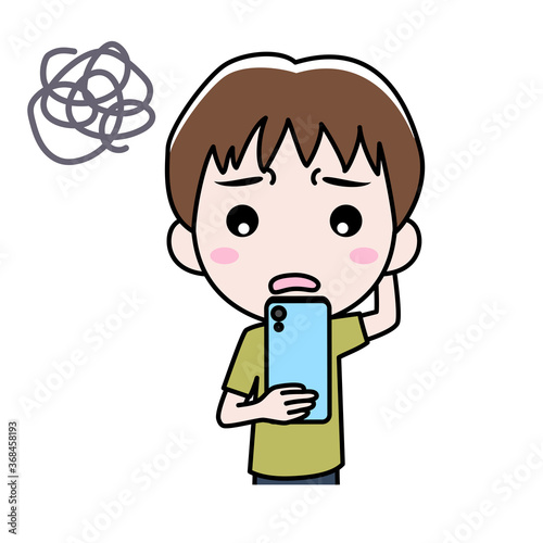 スマホを見て困っている男の子