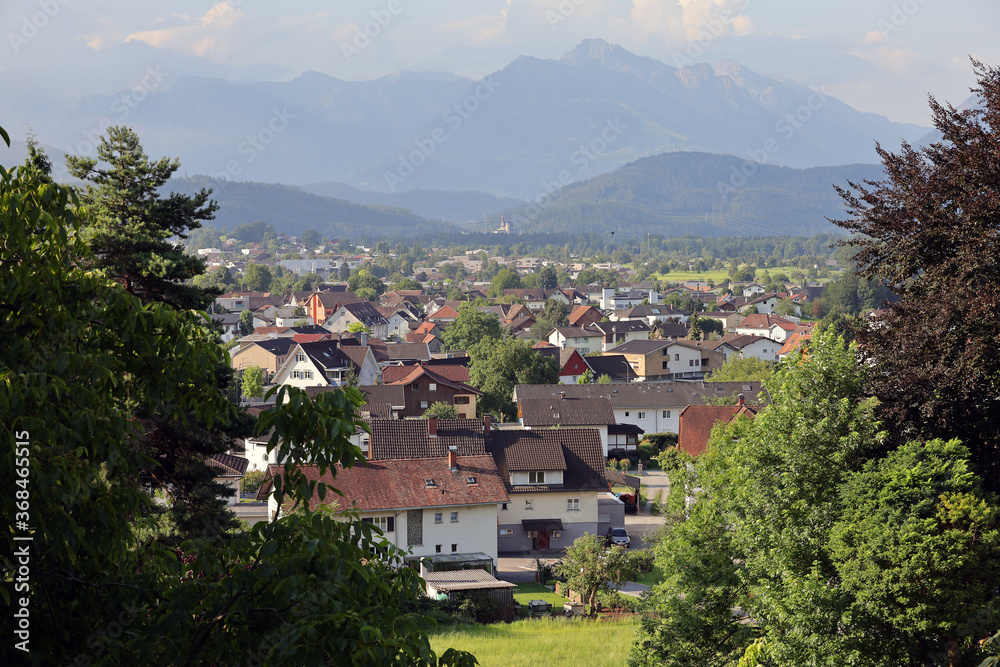 Fototapeta premium Blick in das Rheintal auf die Basilika von Rankweil
