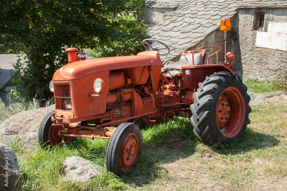 Obraz premium Le vieux tracteur orange