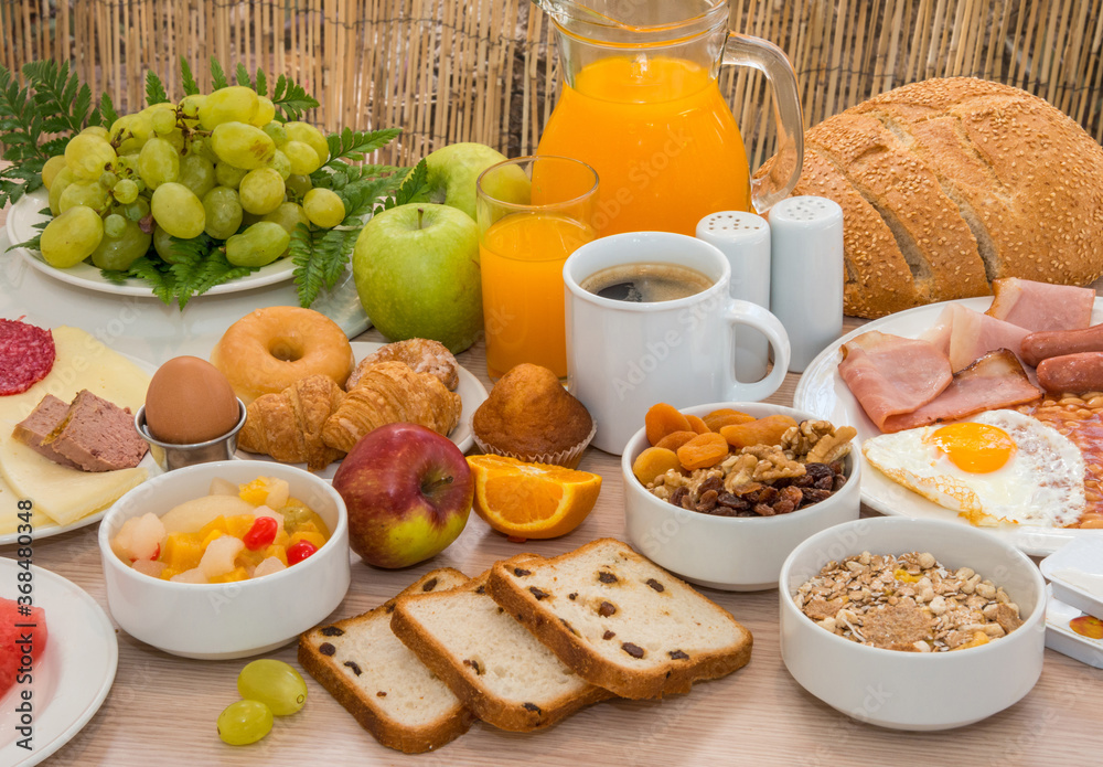 Composición fotográfica con productos de desayuno