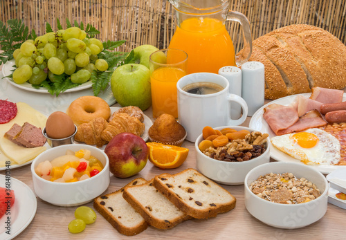 Composición fotográfica con productos de desayuno