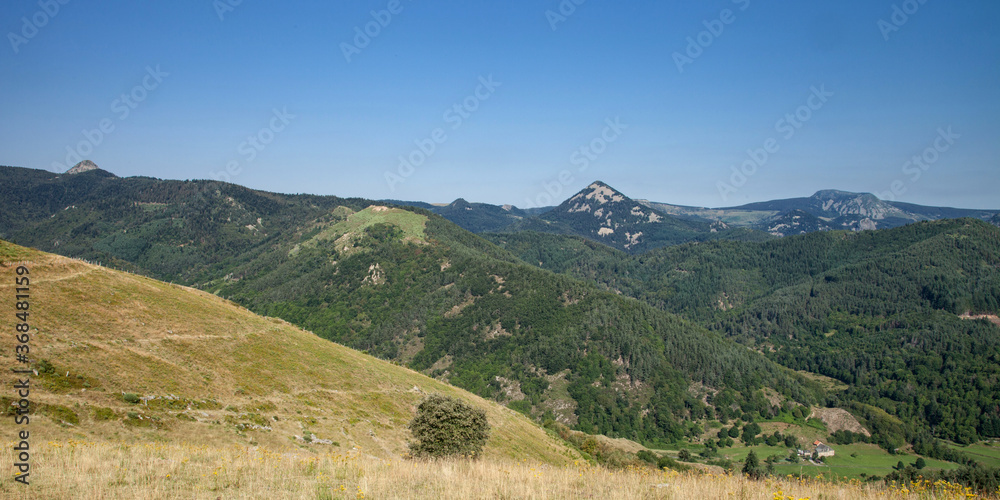 Panorama sur les montagnes d'Ardèche : le Gerbier de Joncs, le suc de Sara et le mont Mézenc