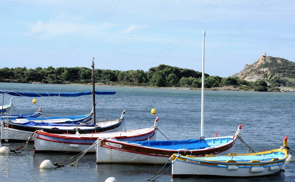 magnifiques barques multicolores sur la Méditerranée face à l'île des Embiez