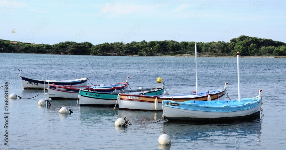 barques de pêcheurs sur la Méditerranée face à l'île des Embiez