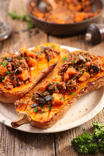 Fotografia stuffed butternut squash half with minced meat and pumpkin seed