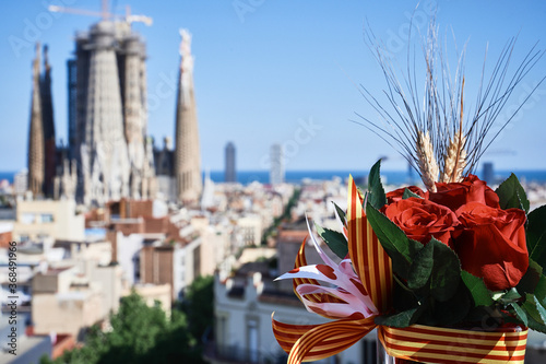 Photography Una rosa con la Sagrada Familia de fondo en San Jordi 2020
