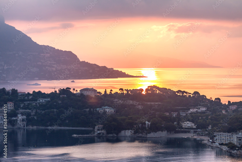 Lever de soleil flamboyant sur la baie des fourmis, la baie de Villefranche sur Mer et la presqu'île du Cap Ferrat Lever de soleil flamboyant sur la baie des fourmis, la baie de Villefranche sur Mer et la presqu'île du Cap Ferrat