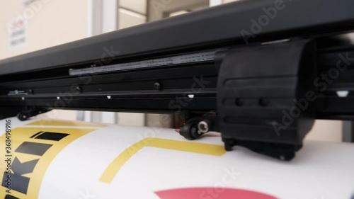 Vinyl cutter plotter machine and moving cutting head