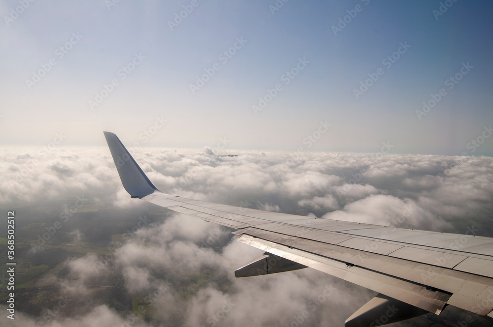 Vista desde ventanilla de avión volando Vista desde ventanilla de avión volando