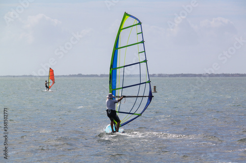 Pessoas praticando Wind surf em praia da Florida. Diversão e alegria. Prazer em praticar esportes.  photo