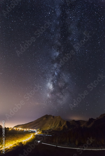 Vía Láctea sobre montaña en Tenerife