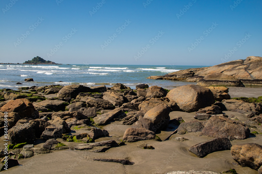 Praia de Itanhaém em São Paulo Brasil. ondas e arrebentação nas pedras.