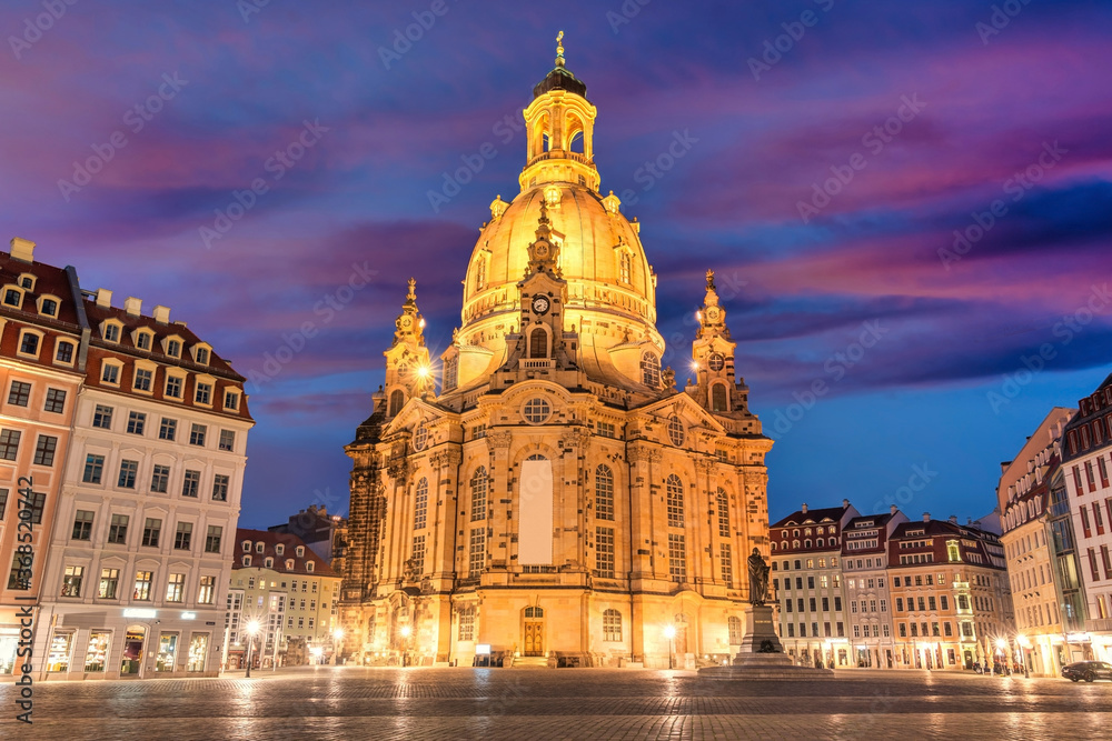 Der Neumarkt und die Frauenkirche in der historischen Altstadt von Dresden