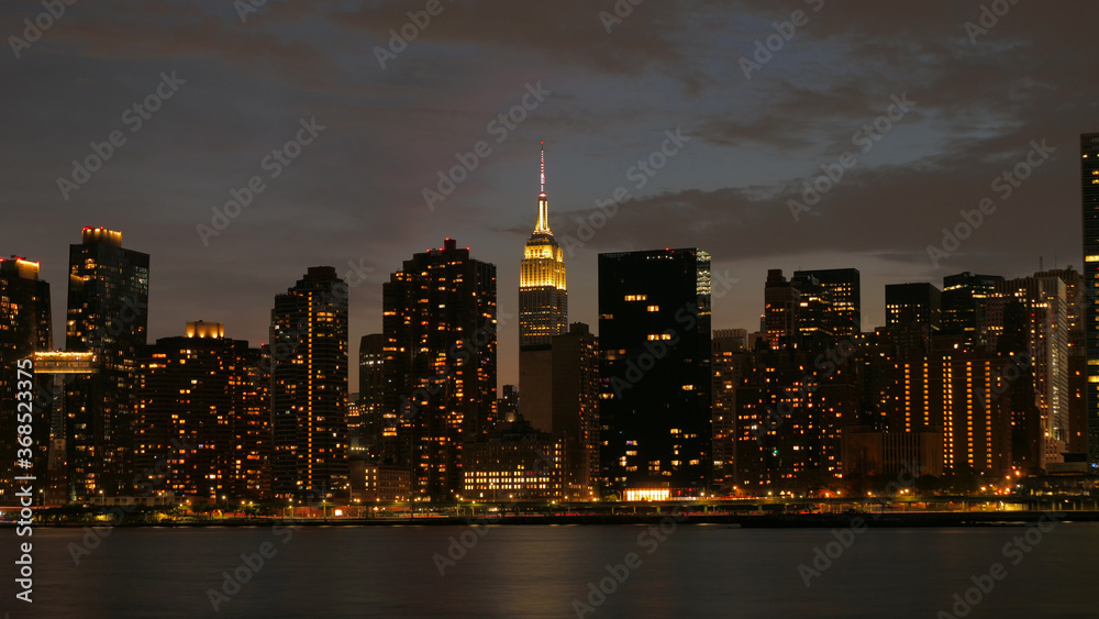 Obraz premium landscape of manhattan midtown at night time