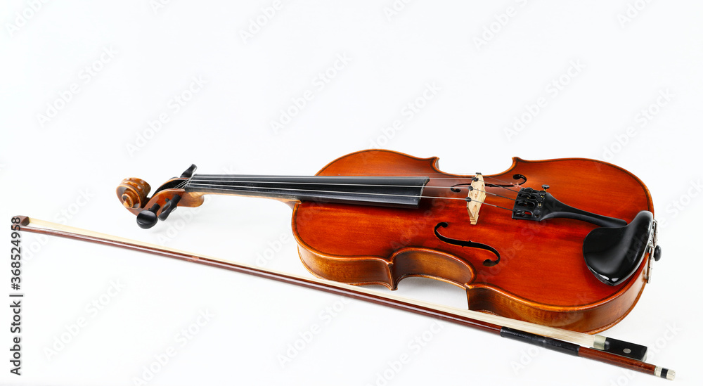 Eine Violine mit Bogen isoliert auf weißem Grund Eine Violine mit Bogen isoliert auf weißem Grund