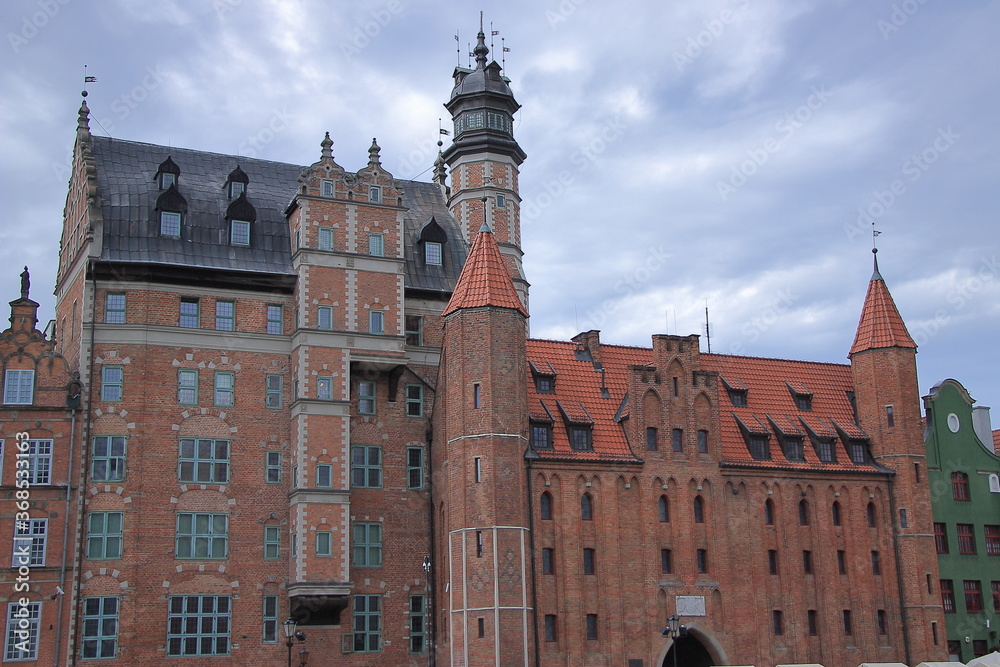 Fototapeta premium Gdańsk (Polska) - zabytkowa zabudowa z czerwonej cegły nad Motławą.