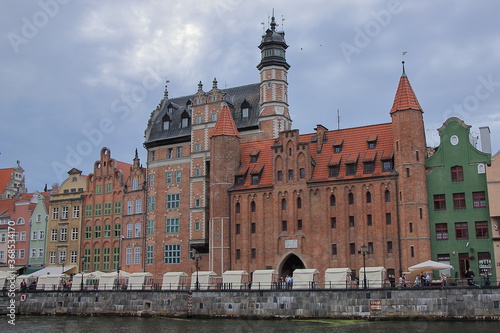 Gdańsk (Polska) - zabytkowa zabudowa z czerwonej cegły nad Motławą.